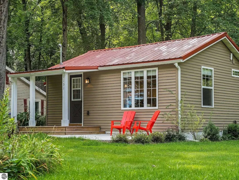 Modern Cottage Steps from Wolf Lake - Image 1