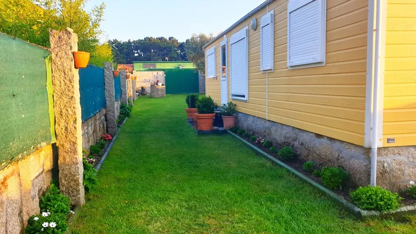 Natural house with a gazebo in the garden and parking - Image 1