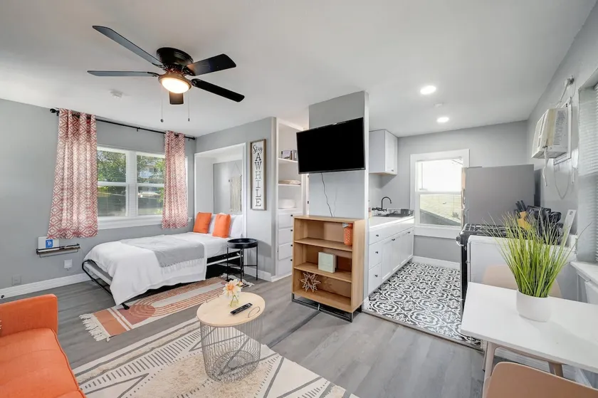 Cozy Studio! Near DT-FtSam-UIW-Trinity-PEARL (#M) - Image 1