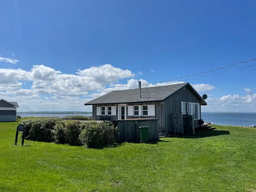 Seaside Serenity: 3BDRM Oceanfront Cottage Retreat - Image 1
