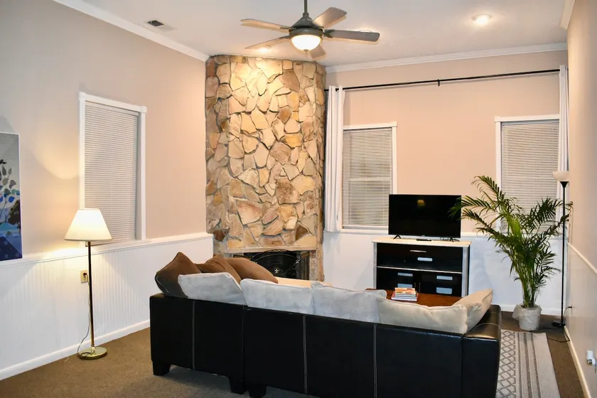 2 Bedrooms Home with 3 Queen Beds Near Nashville - Image 1