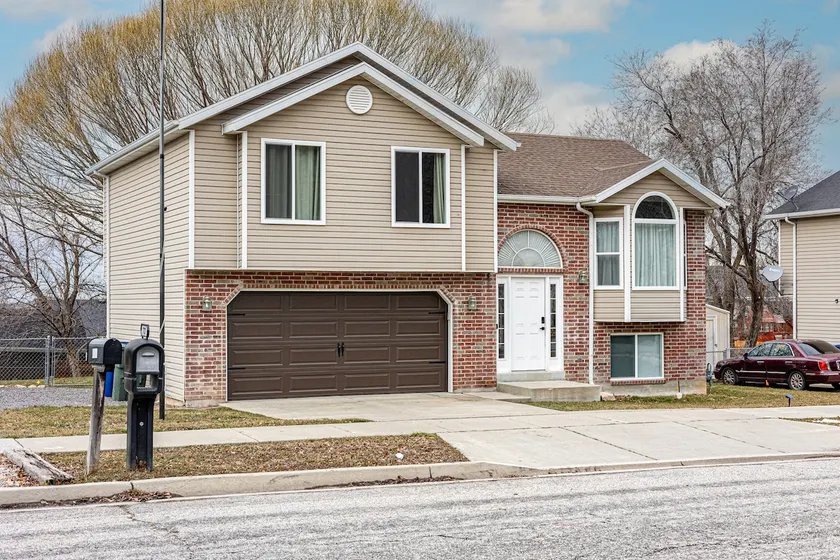 Perfect location 3bd fended yard - Image 1