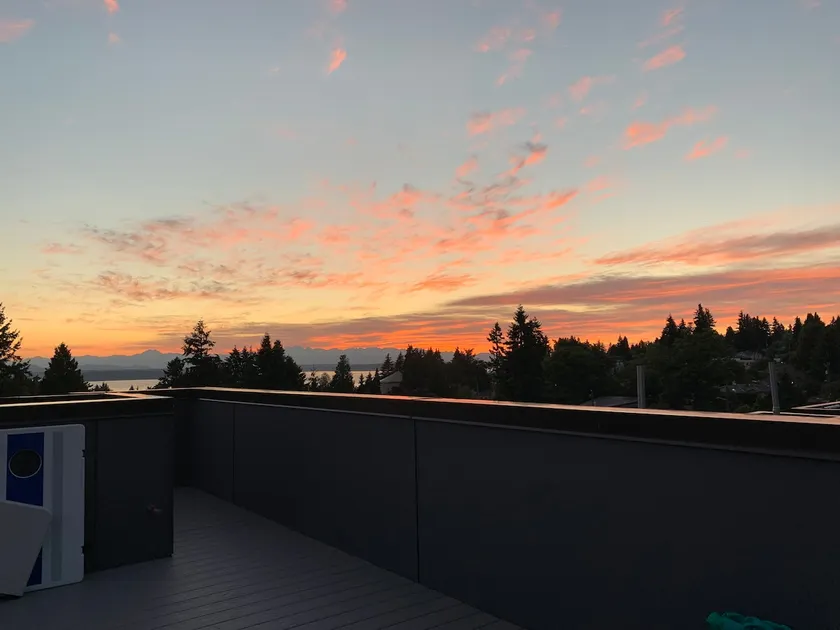 Modern townhouse with rooftop. 7 miles to downtown - Image 1