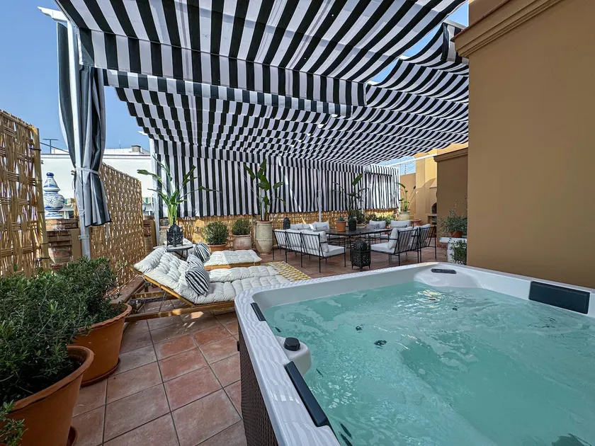 10Pax Terraza minipiscina-jacuzzi Parking free - Image 1