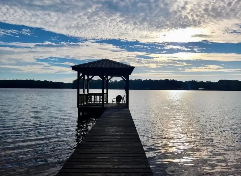 HIDEAWAY på HAWKINS !! East Texas LAKEFRONT Cabin in the Trees! NY DECK '19 - Image 1
