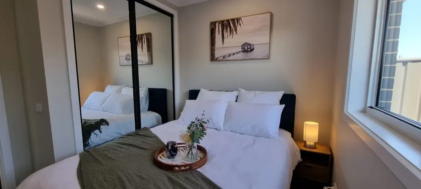 Albury, Charming Townhouse 2BR with Garden - Image 1