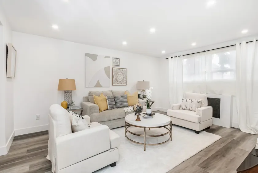 Classic Toronto 2 bedroom Apartment - Image 1