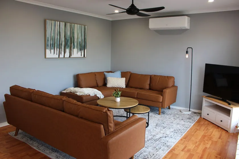 Cozy home in Kingscote - Image 1