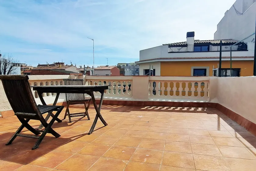 House with a terrace - Image 1
