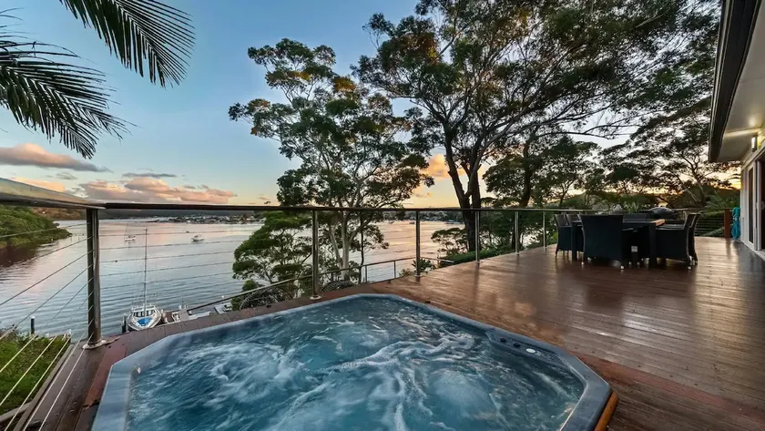 Treetop Views - with Outdoor Spa - Image 1