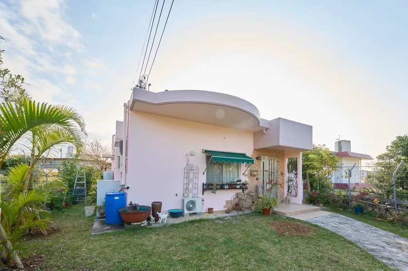 It is a quiet house, perfect for relaxing family trips. - Image 1