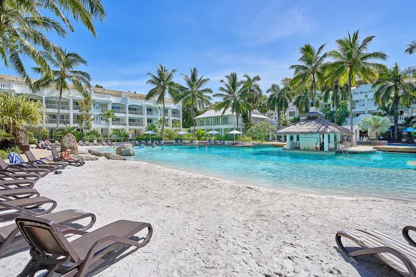 Garden spa room in luxury resort with swim up bar - Image 1
