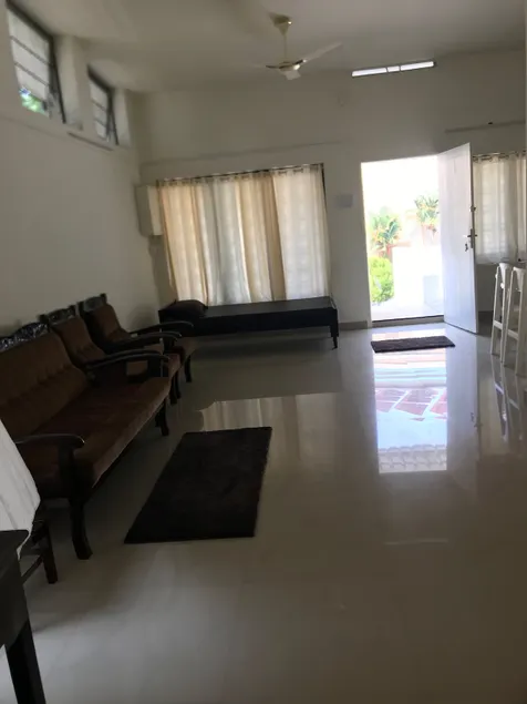 Entire 2 bedroom house - first floor- car parking - Image 1