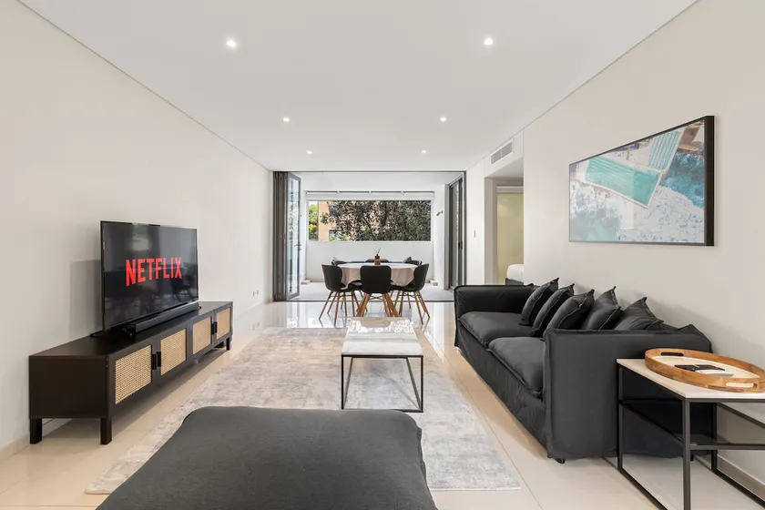 Open Plan 2BR Unit w Parking in Prime Bondi Beach - Image 1