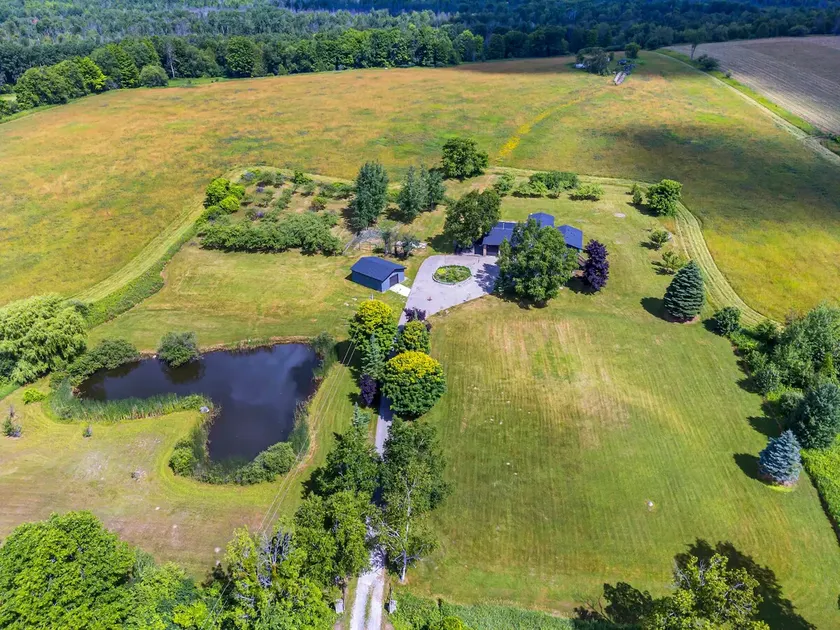 Serene 4BR house w/ Hot tub, Lake, Billiards & BBQ - Image 1