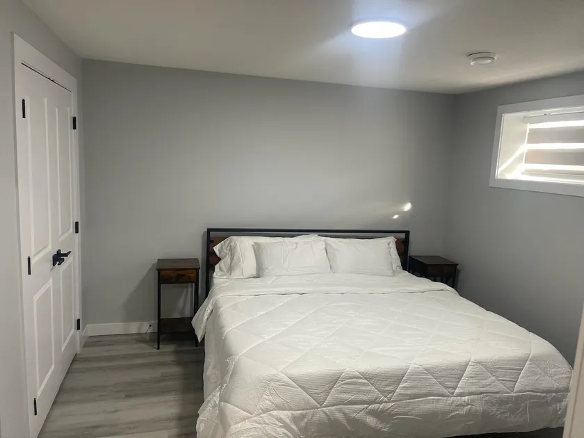 Luxury 1 bedroom basement suite. - Image 1