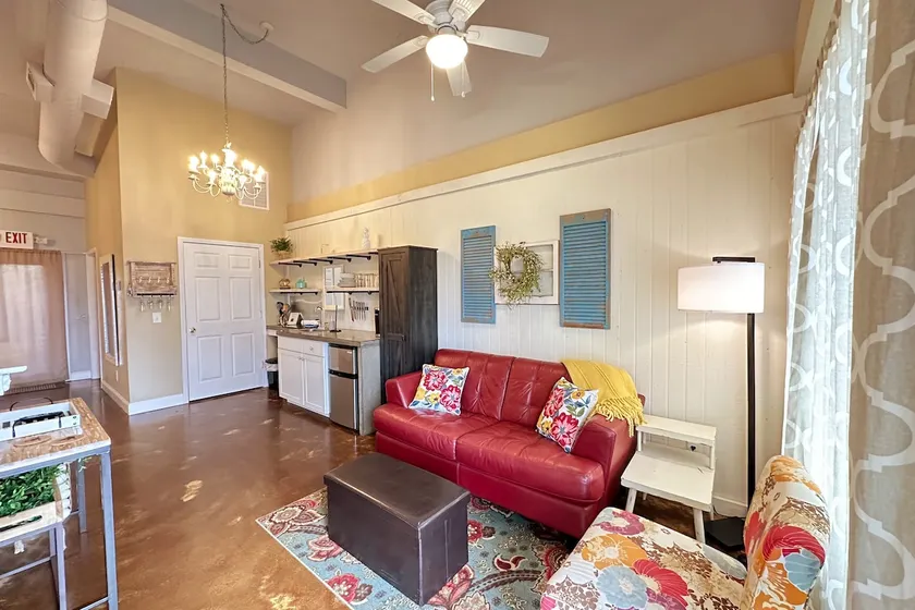 Haven at Hazel~Downtown Bungalow - Image 1