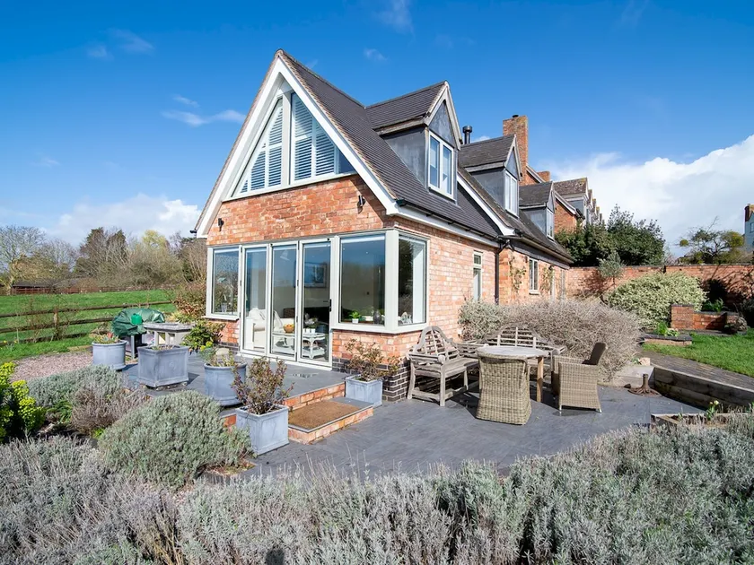 Peaceful Pigsty Near Cheltenham and Cotswolds - Image 1