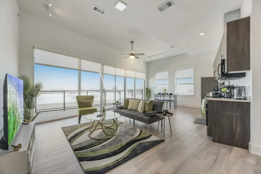 Chic loft style 2BR I Gym I Parking I Workspace - Image 1