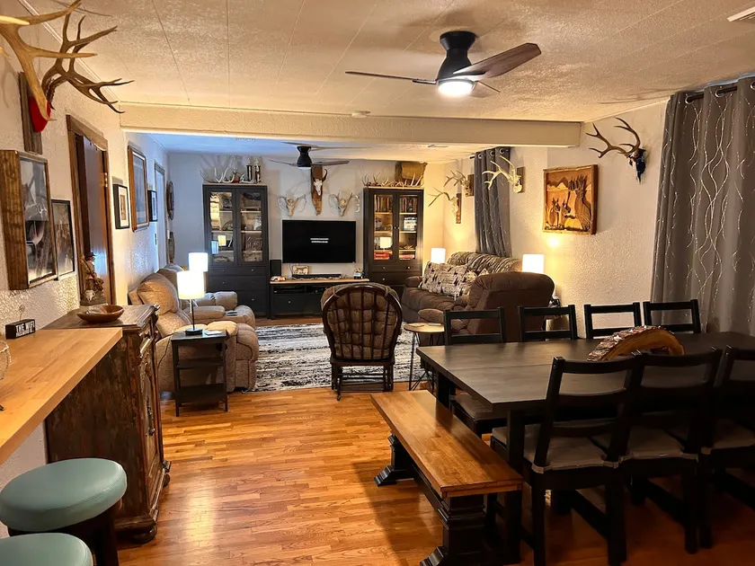 Outdoorsman's Paradise Sleeps 9 - Image 1