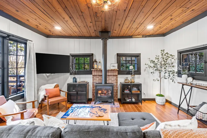 BayView Cottage - Romantic Getaway w/ Beach Access - Image 1