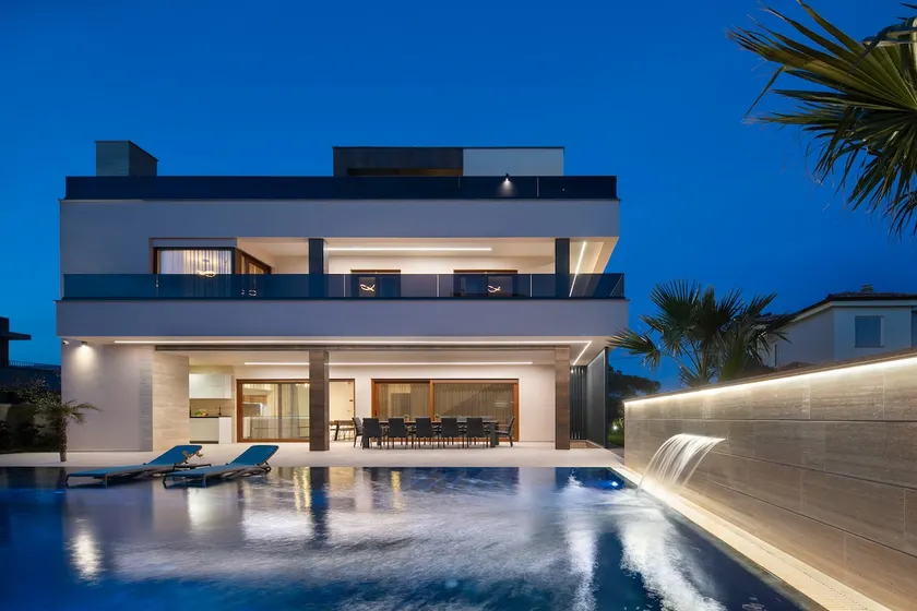 Malibu Royal – Luxury Villa with Pool & Spa - Image 1