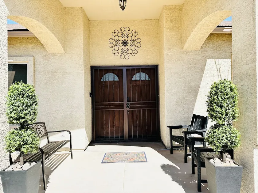 Modern, spacious, quiet oasis - Image 1