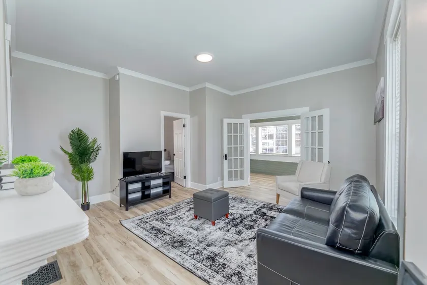 One Bedroom Apt. w/ King Suite & Free Parking - Image 1