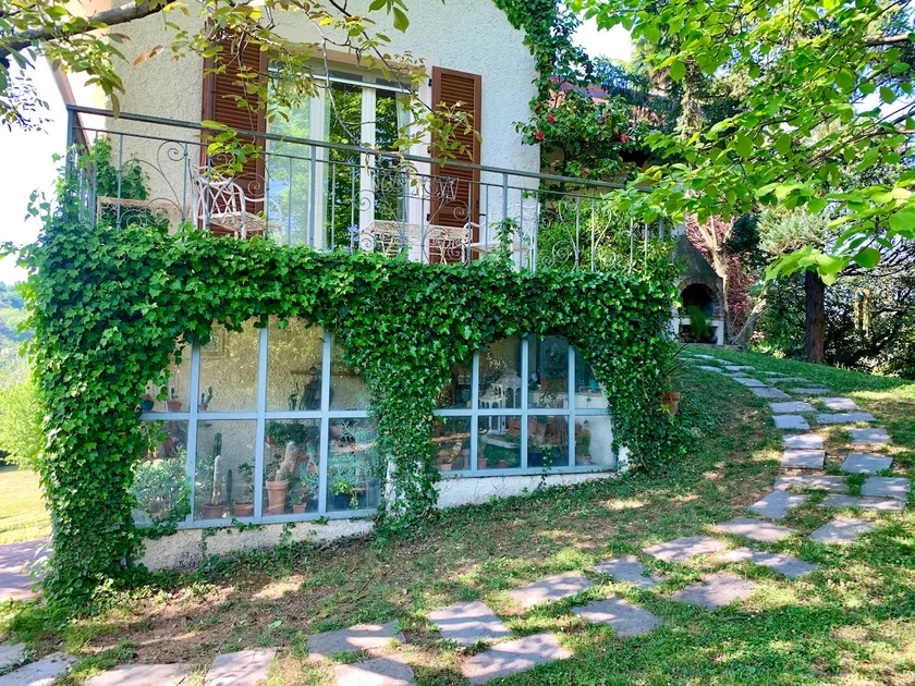 Bright villa on the hills of Lake Garda - Image 1