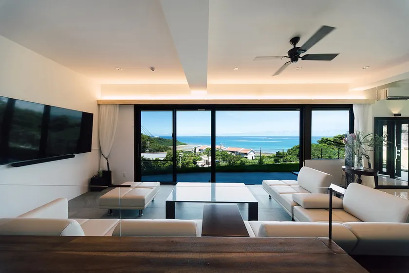 A luxurious villa overlooking the cobalt blue sea - Image 1