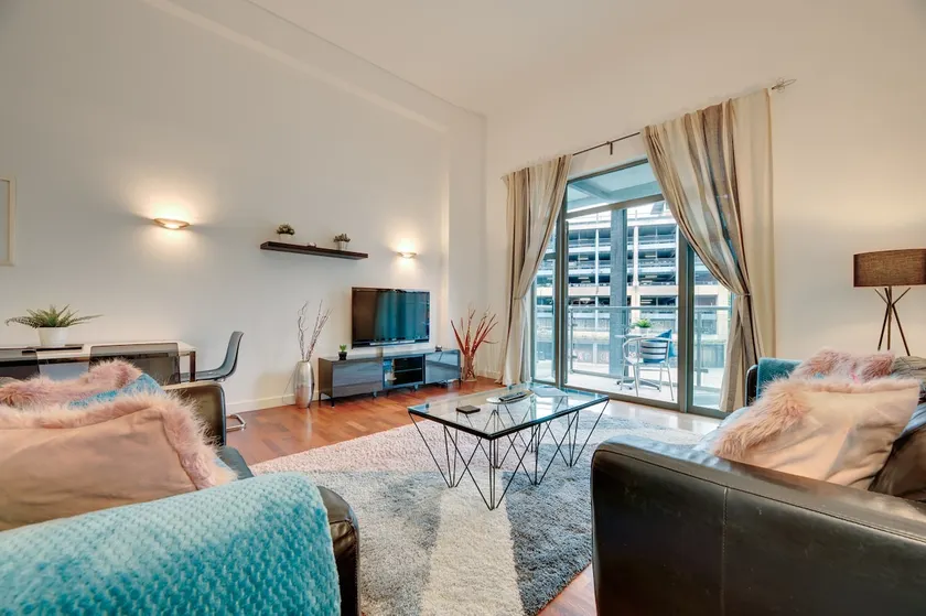 Crown Apartments 1A Cosy Staycation Getaway Stay - Image 1