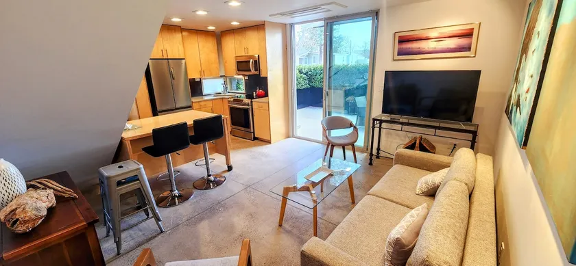 Elegant Townhome in Heart of DT - Image 1