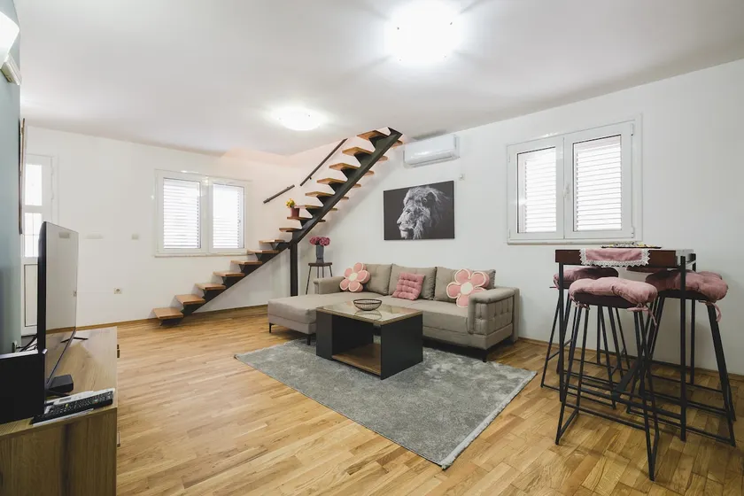 Old Town Duplex / Free Parking - Image 1