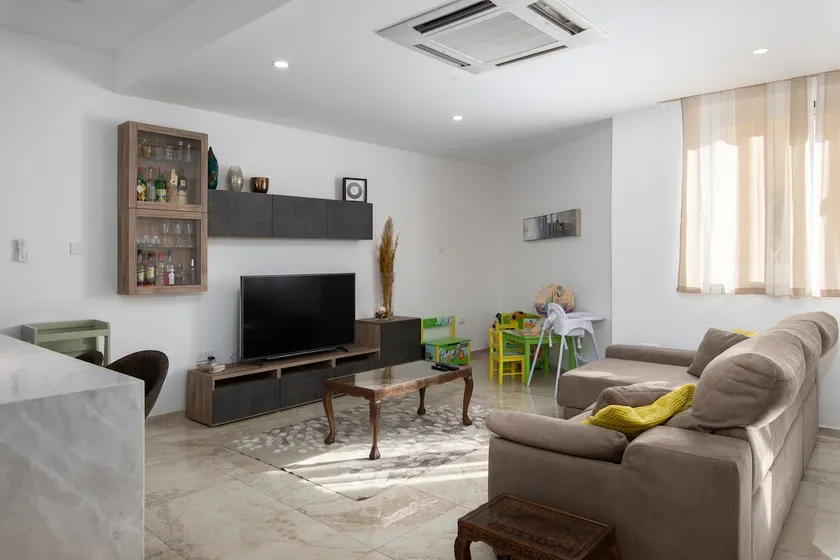 Family-Friendly Spacious Townhouse with Garden - Close to Airport - Image 1
