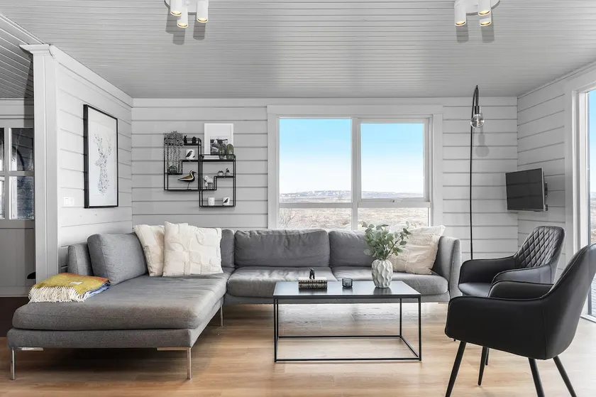 Spacious 4-Bedroom Home in Southern Iceland - Image 1