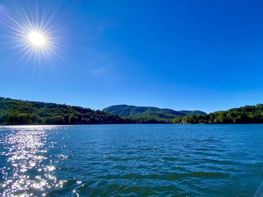Mountain Lake Getaway - Image 1