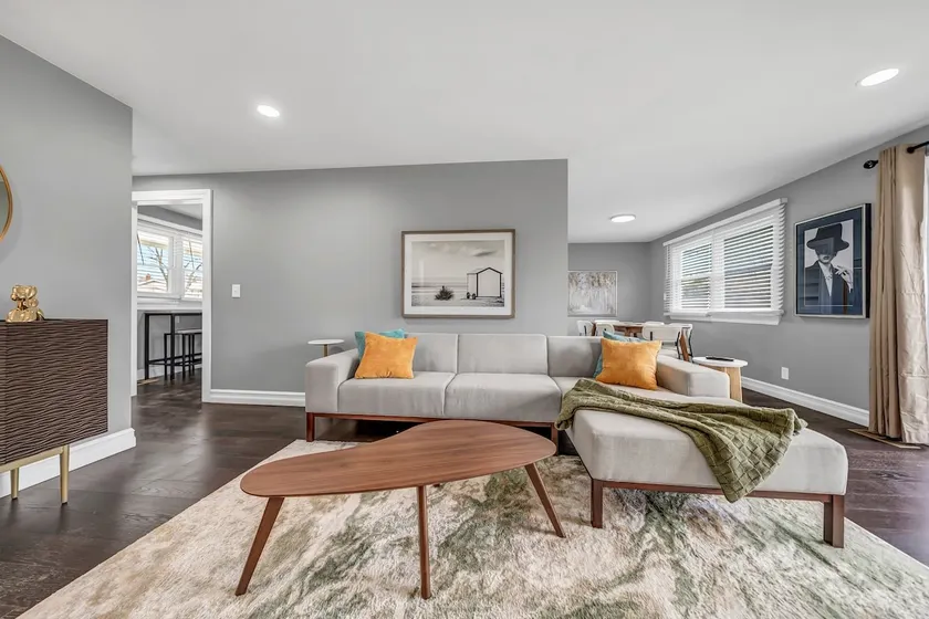Stylish 3 Bdrm Bungalow w 1 K & 3 Q beds & Hot Tub - Image 1