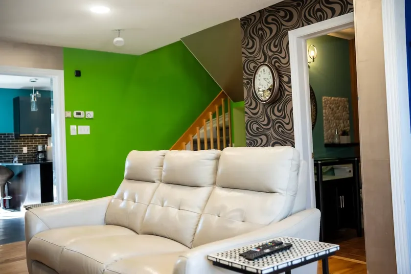 Entire Home minutes from Parliament, Golf, Marina - Image 1