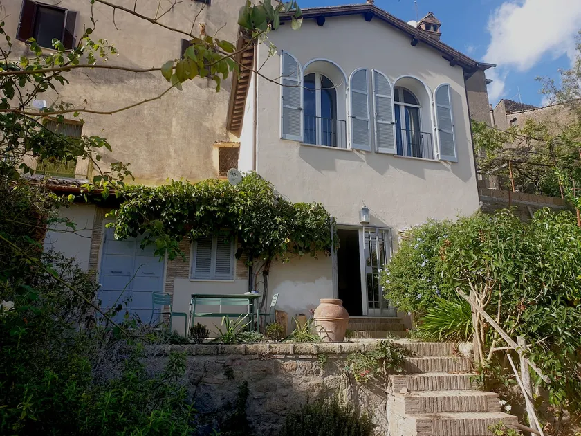 Sweet garden cottage in hilltown - Image 1