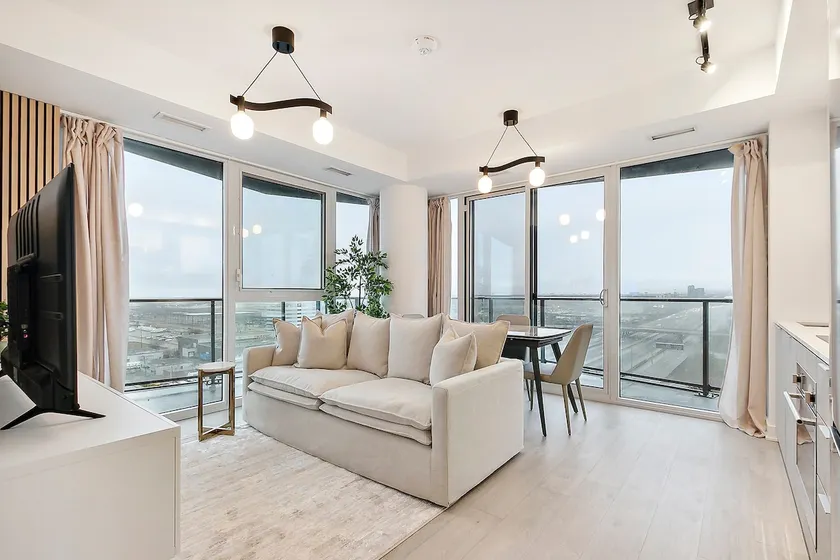 Chic Condo: Unbeatable Location! - Image 1