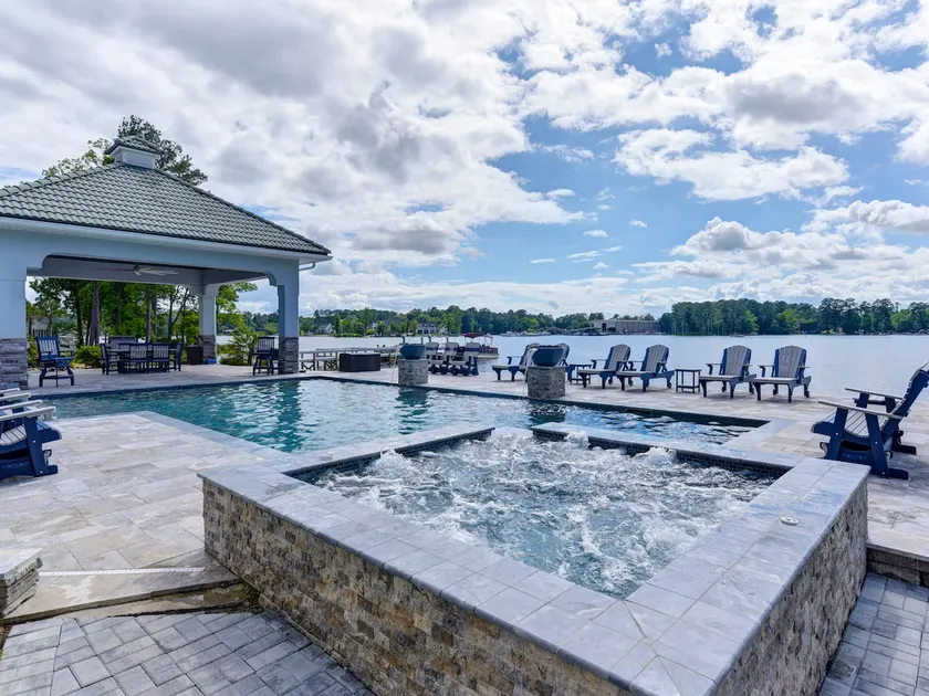Luxury Lakefront Retreat Sleeps 18 Dock + Hot tub - Image 1