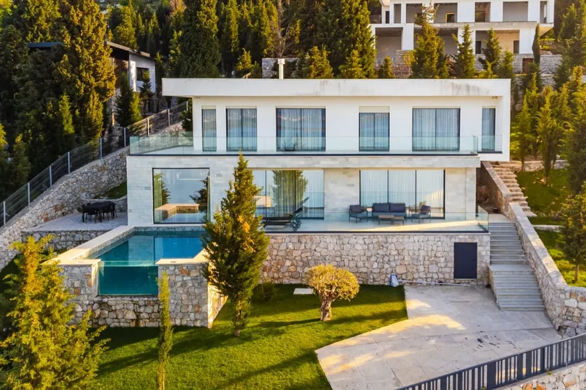 Villa Serenity Luxury Lakeside Manor by Pik Host - Image 1