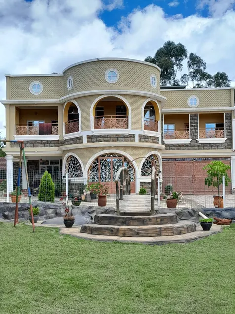 Lenoit - a luxurious and spacious home - Image 1