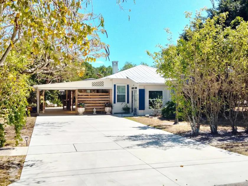 Rocky's Banyan Bungalow in Zeus Park/Walk To Beach - Image 1
