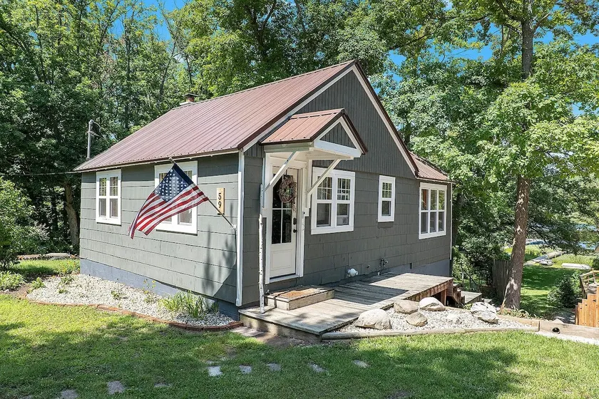 Lakefront Cottage w/ kayaks, firepit & water views - Image 1