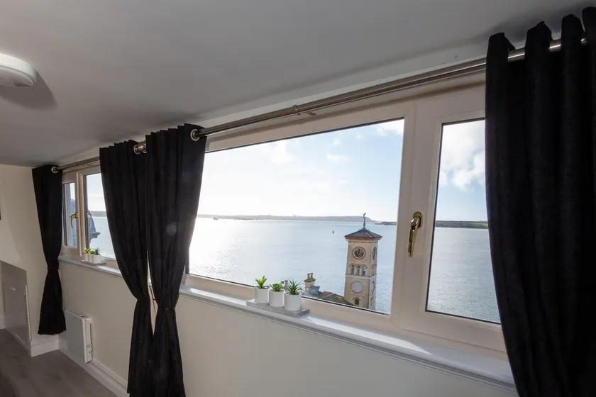 Unit 6 Penthouse Apartment With Harbour & Island Views - Image 1