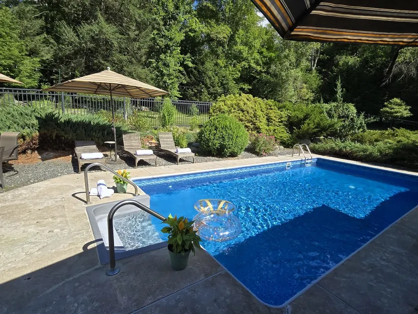 Heated Pool, 5 BR, Hot Tub, Sauna, Fire Pit - Image 1