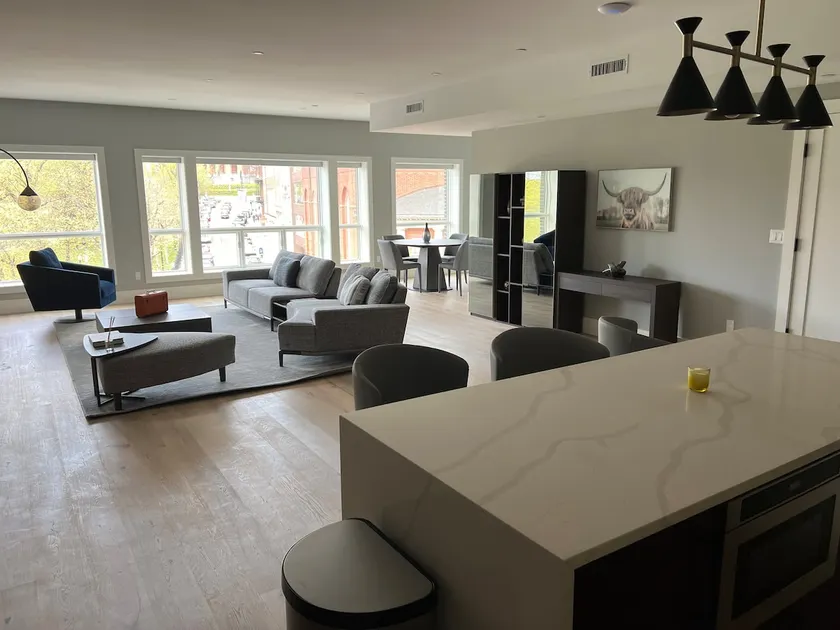 Luxury 3 bedroom 3 bathroom downtown loft - Image 1