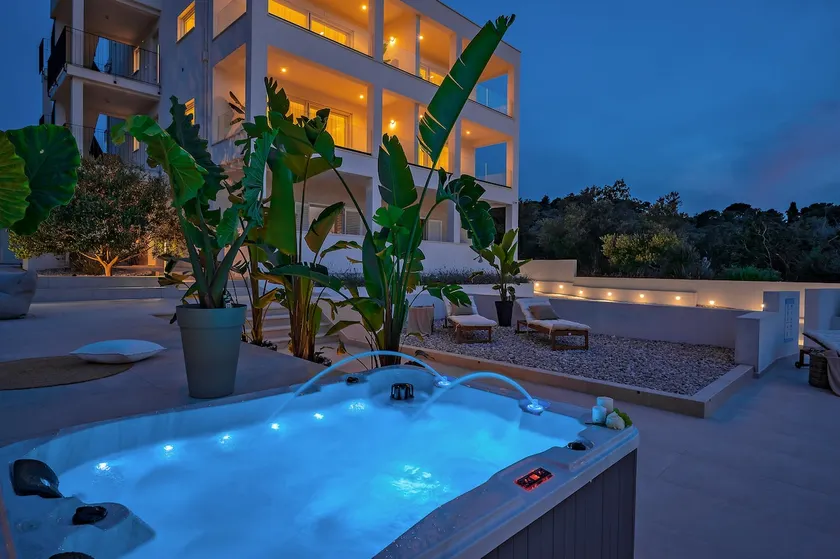 Luxury Villa Del Sogno with pool, jacuzzi, parking - Image 1