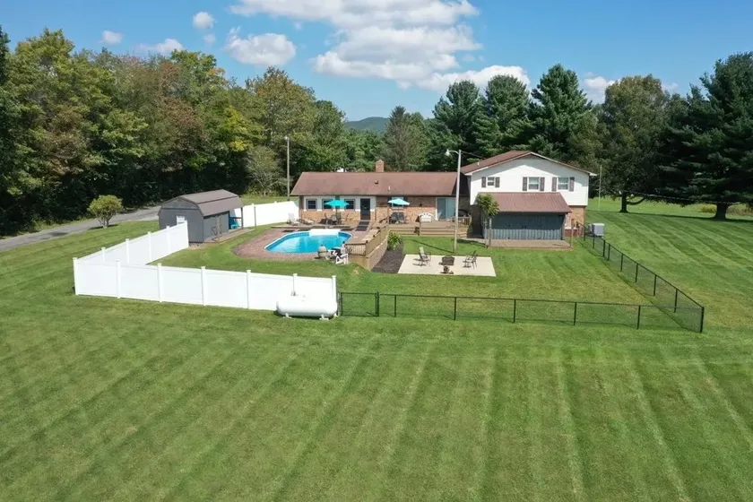 Sweet Retreat, LLC VA – Pool & Hot Tub & 2 Acres! - Image 1